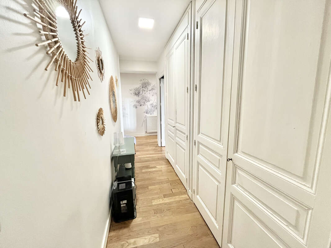7 pièces de 183 M2 - Centre-ville - 5 chambres - Cuisine équipée - Parking - photo 17