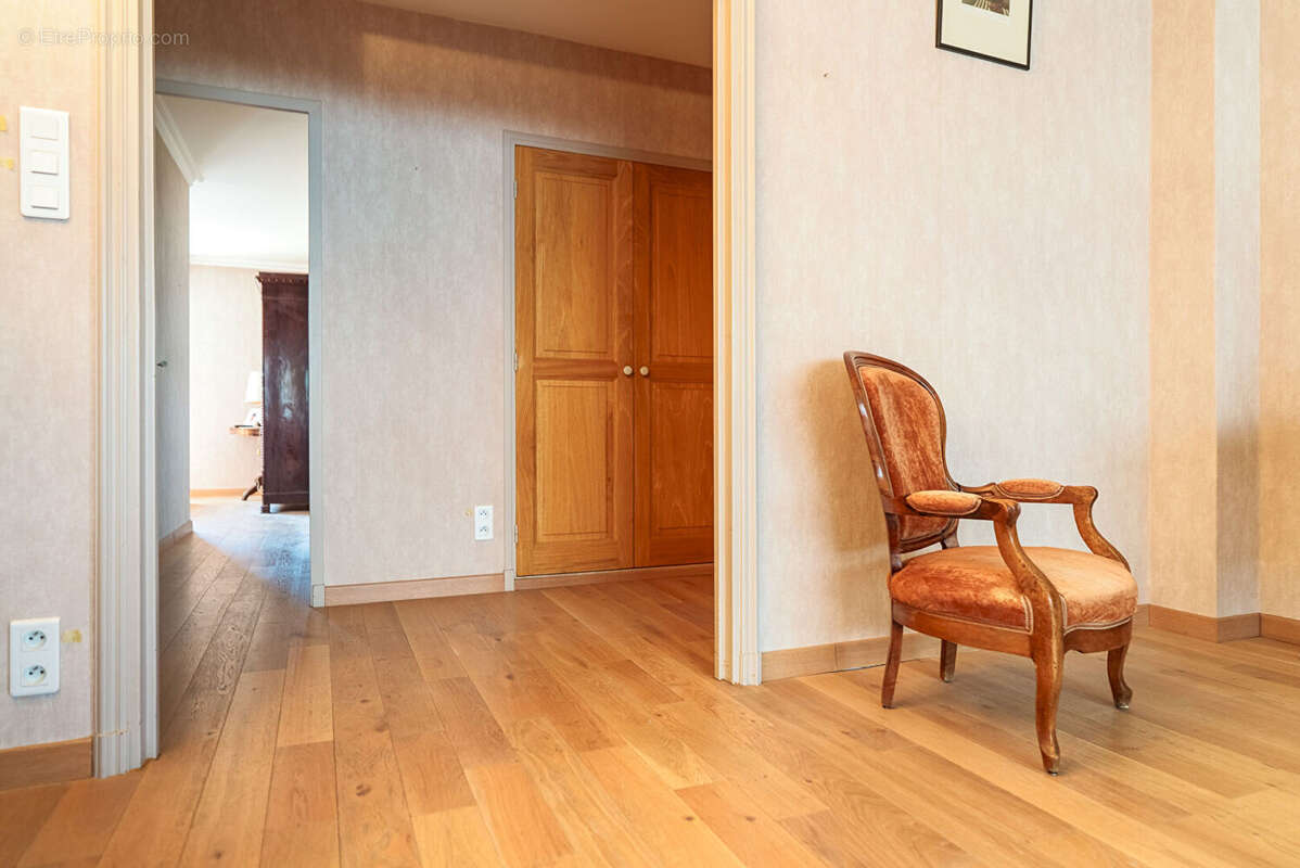 CARCASSONNE - DAVILLA Vaste Appartement T4 114m² (108m² Carrez) avec loggia, ascenseur, et place de parking couvert - photo 11