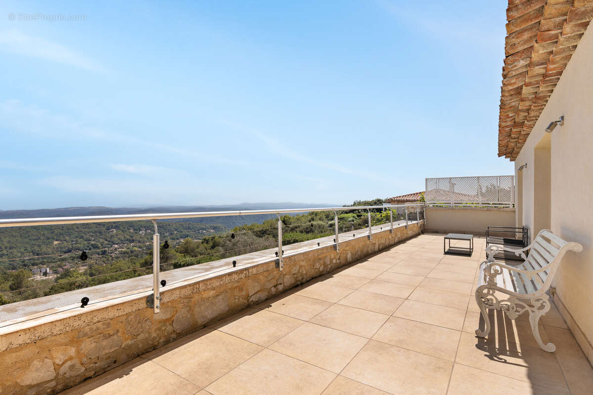 TOURRETTES-SUR-LOUP — Villa d'exception avec vue mer panoramique - photo 21