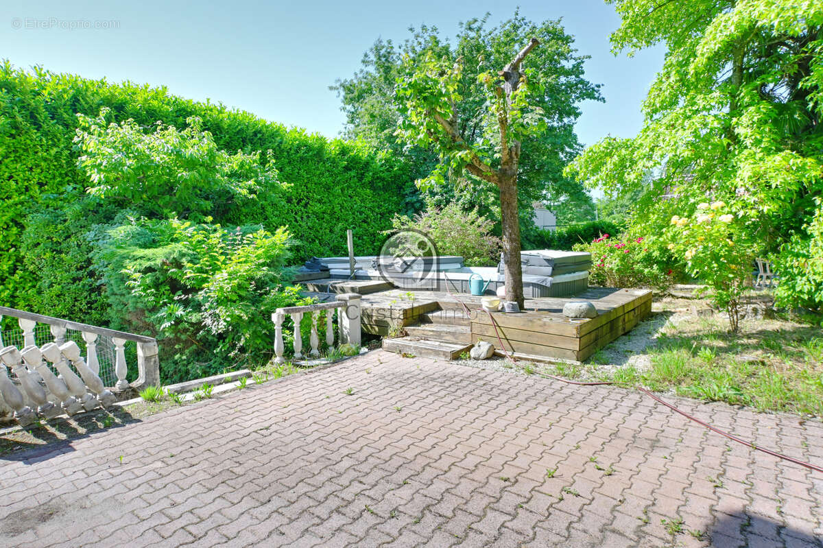 Ensemble immobilier de 210 M2 avec laboratoire aux normes + Duplex T5 + bureau sur 970 m2 de terrain - photo 7