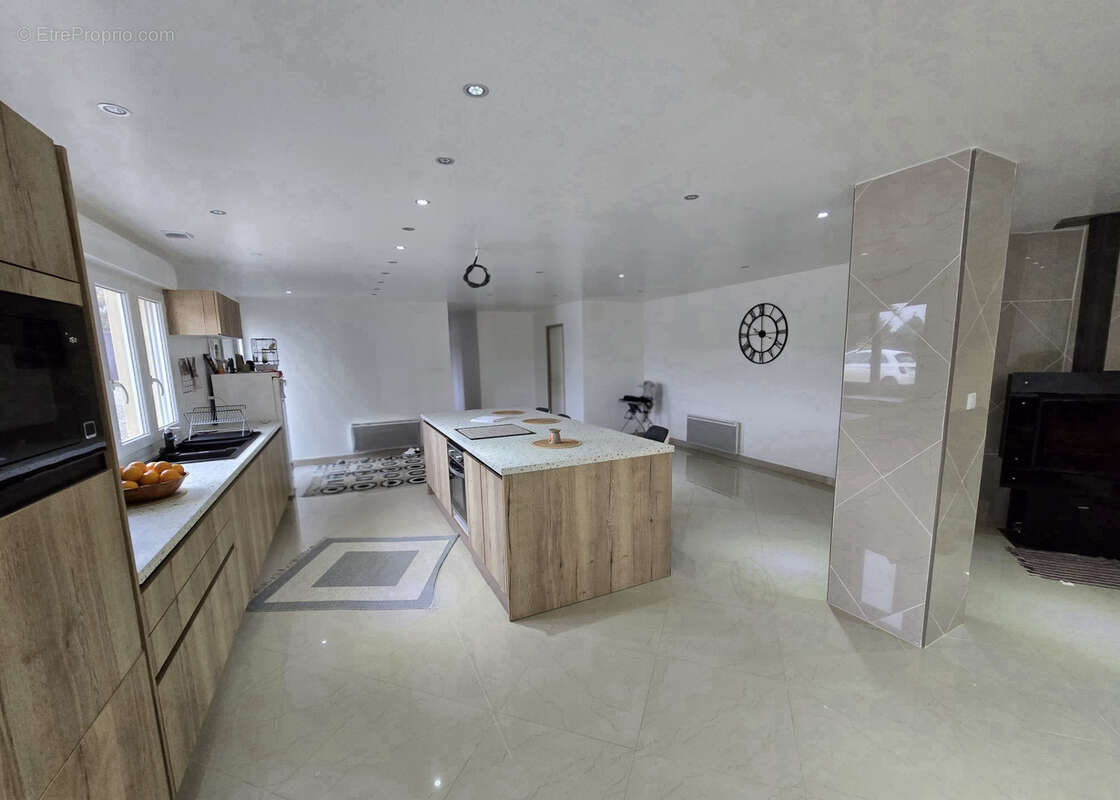 Maison à FEUQUIERES-EN-VIMEU