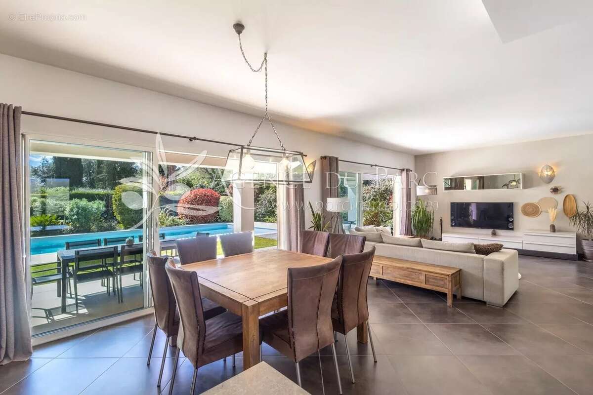 Maison à ROQUEFORT-LES-PINS
