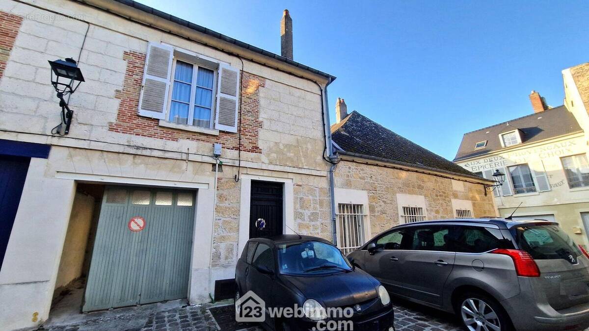 Situé dans une belle résidence en pierres - Appartement à LAON