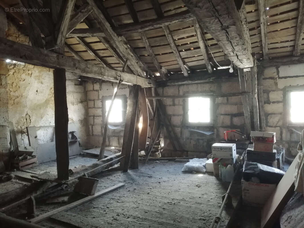 Maison à LA ROCHEBEAUCOURT-ET-ARGENTINE