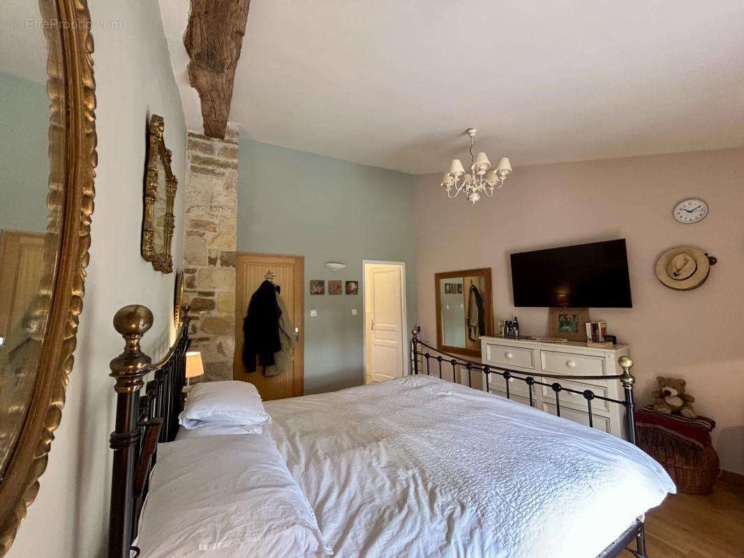 Élégant Corps de ferme de 4 Chambres avec Piscine et Court d - photo 11