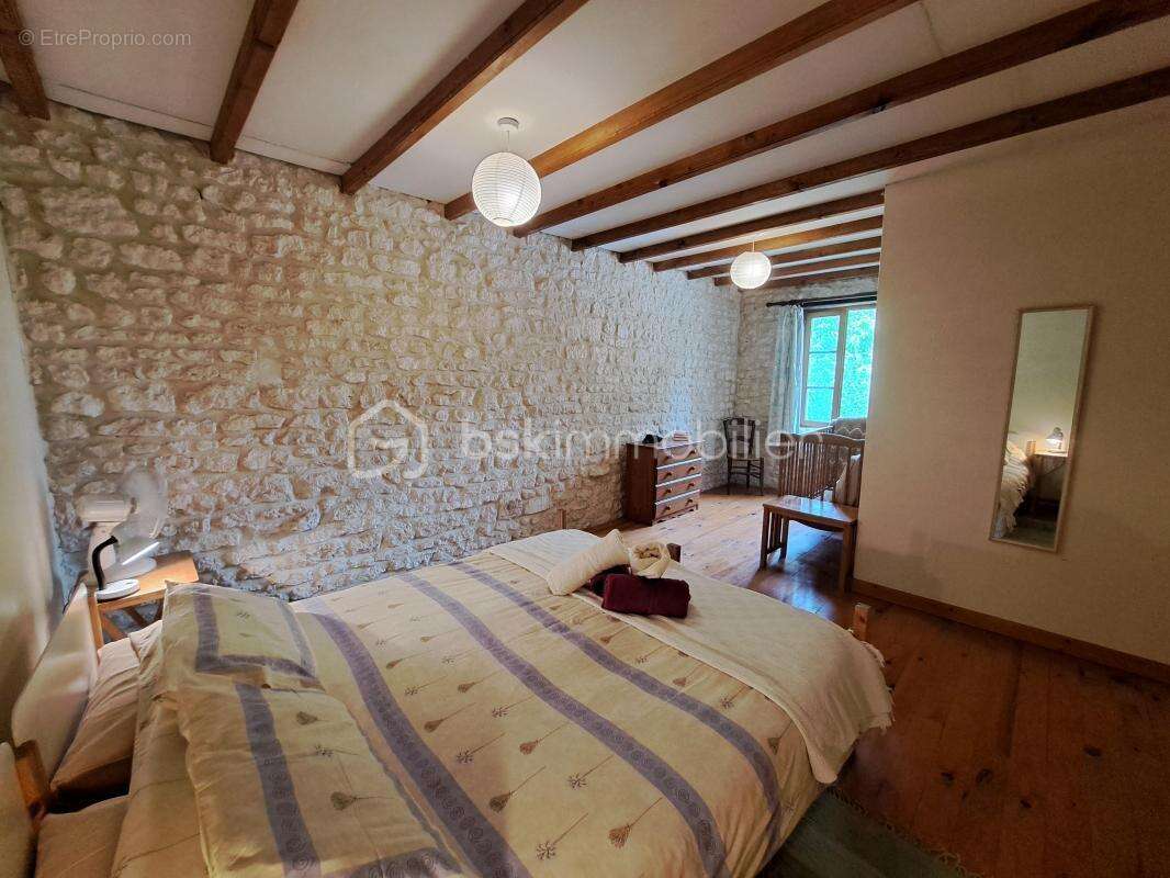 Maison à SAINT-PIERRE-DE-JUILLERS