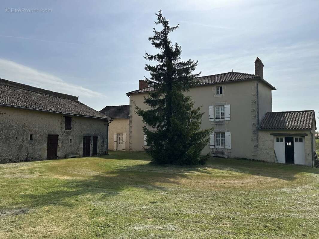 Maison à SOMMIERES-DU-CLAIN