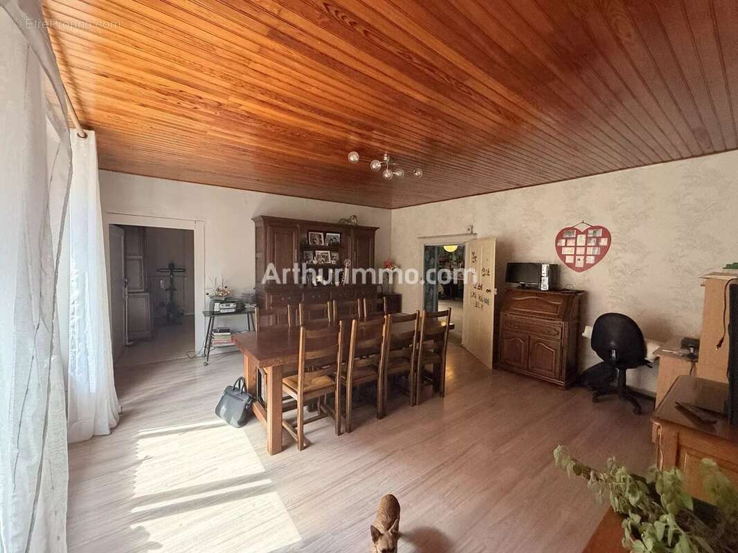  Maison de village avec jardin intimiste, dépendances de plus de 150 m² et fort potentiel d'aménagement - photo 5