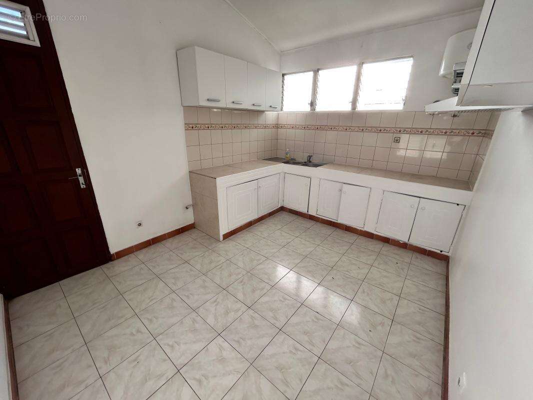À VENDRE – Villa sur deux niveaux avec jardin et entrées indépendantes - photo 4