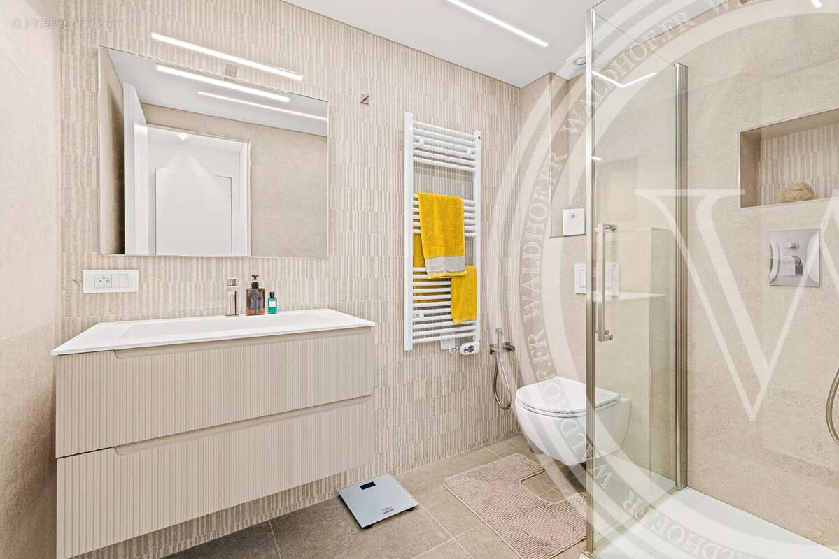 Une résidence de jardin de trois chambres entièrement rénovée au-dessus de la mer, Roquebrune-Cap-Martin - photo 12