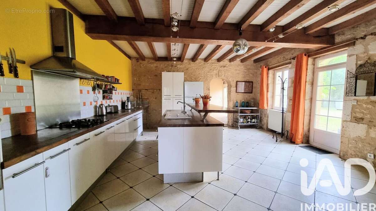 Maison 361 m² à La Tache  - photo 5