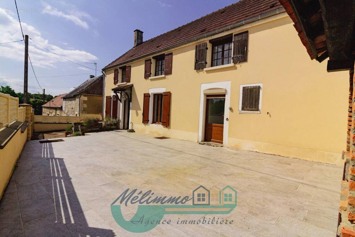 Maison à SOUGERES-EN-PUISAYE