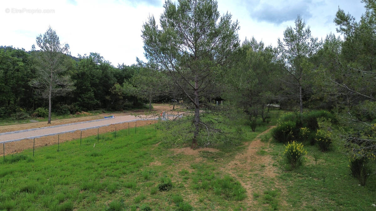 Terrain à MEOUNES-LES-MONTRIEUX
