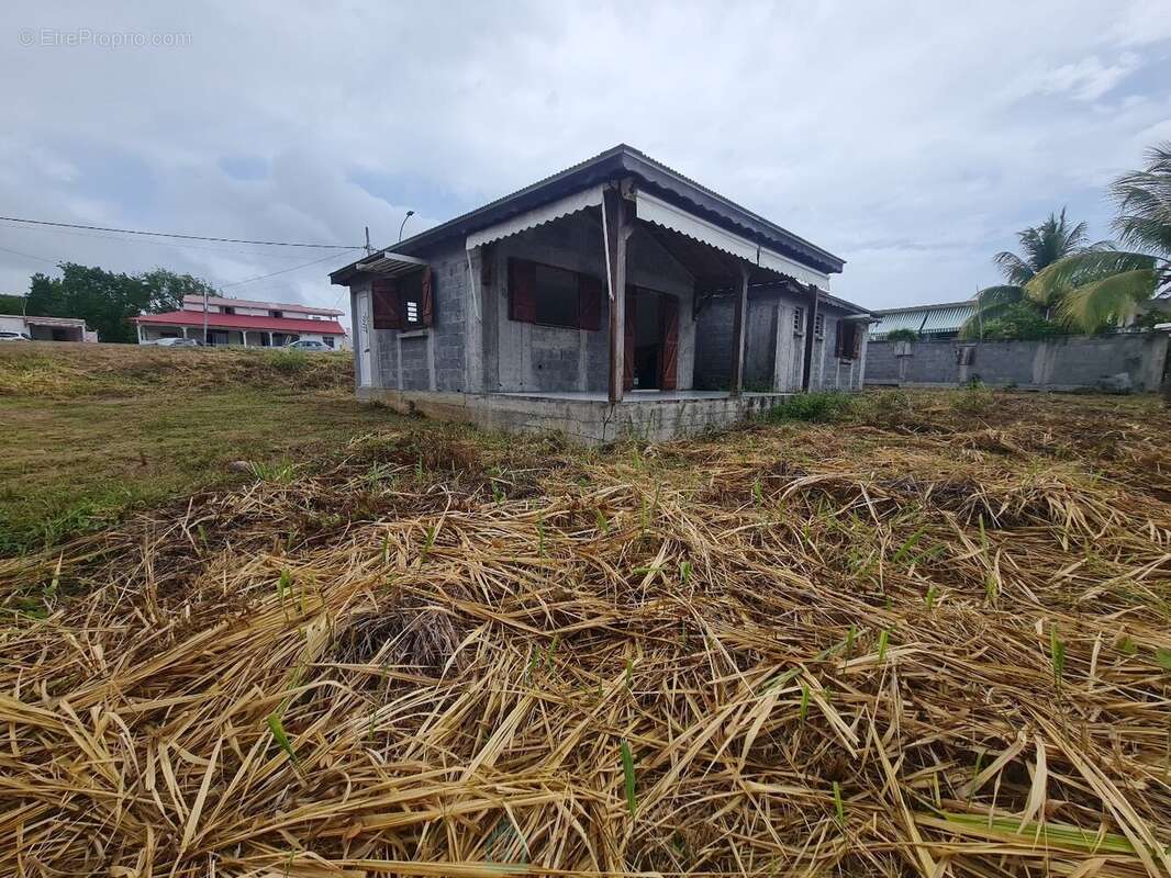 Maison inachevée de 92 m² à Le Moule sur un terrain de 900 m² - photo 2
