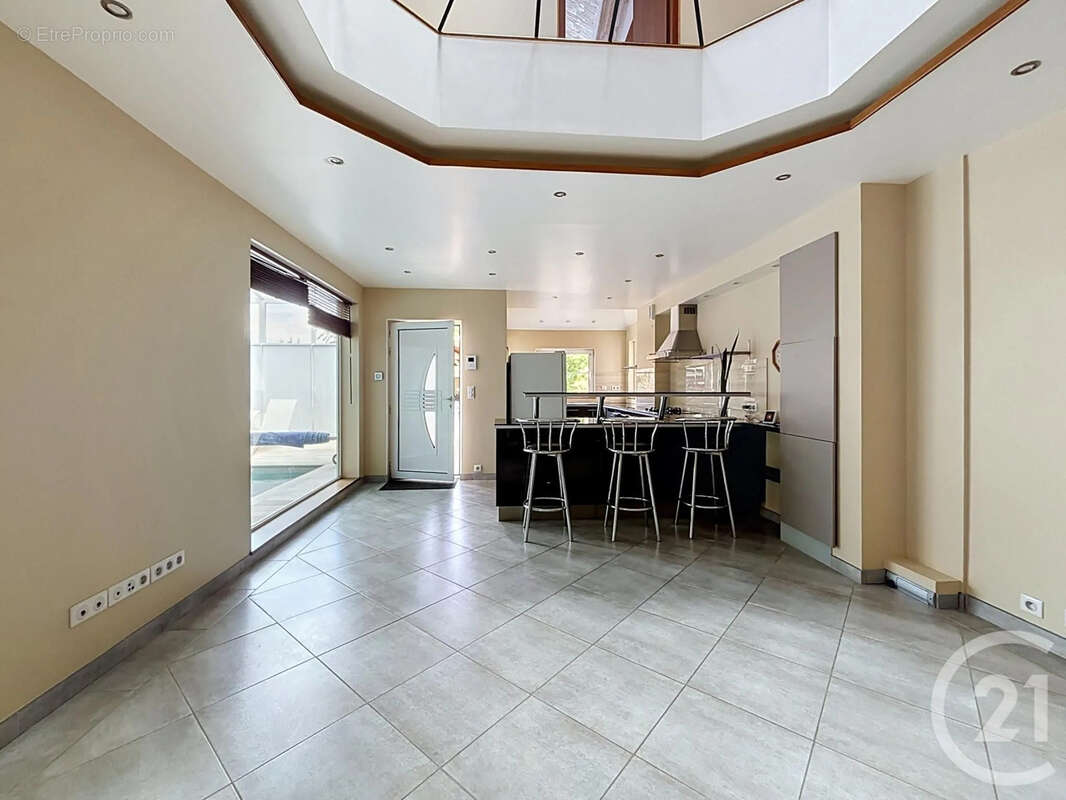 Maison 300 m² à Combs-La-Ville  - photo 3