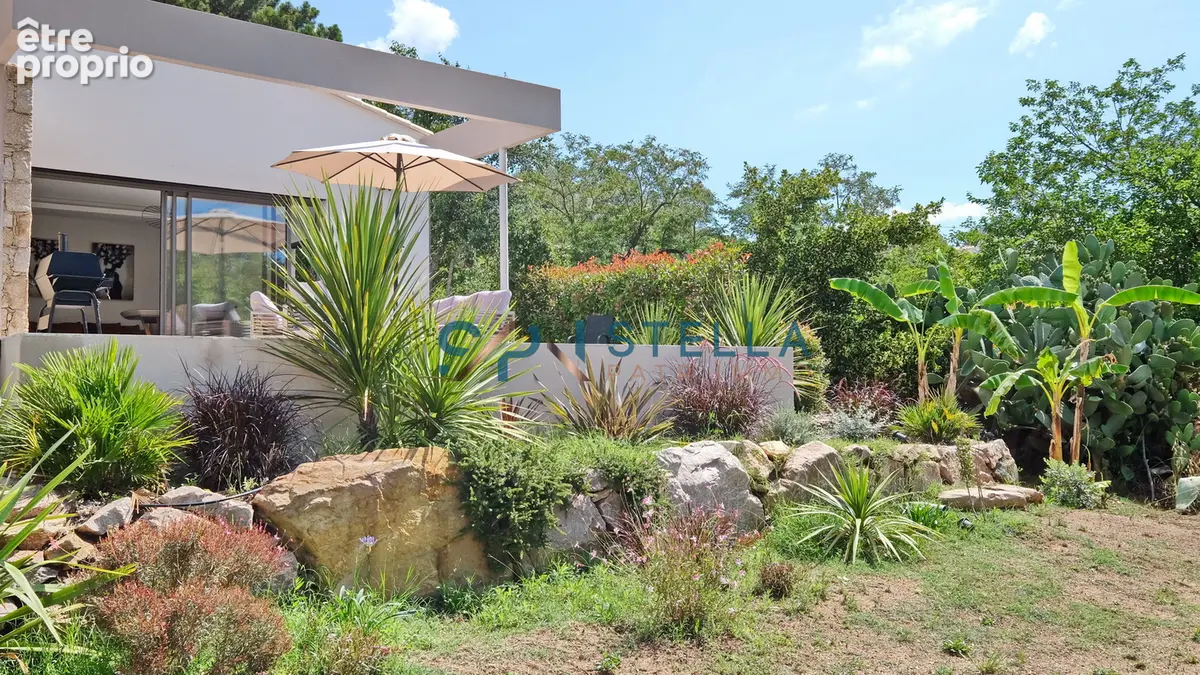Villa de standing -135 m²  - Prestations raffinées, piscine et intimité absolue - photo 3