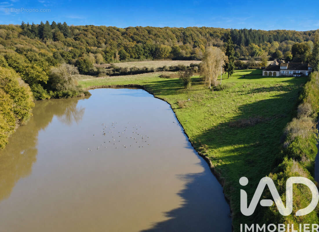 Maison 800 m² à La Celle-Les-Bordes  - photo 2