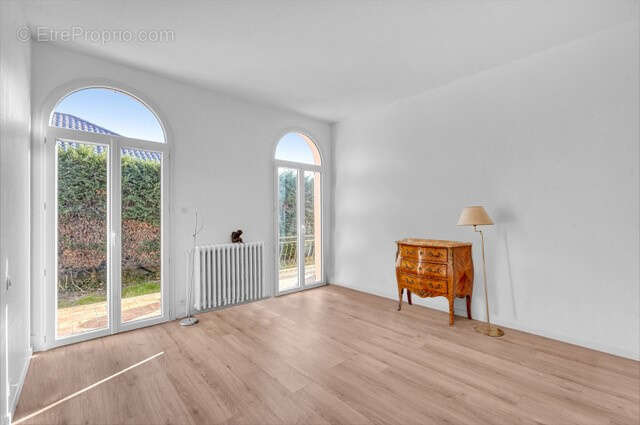 Maison T5 de 292 m2 avec piscine et terrain de 2000 m2 - photo 11