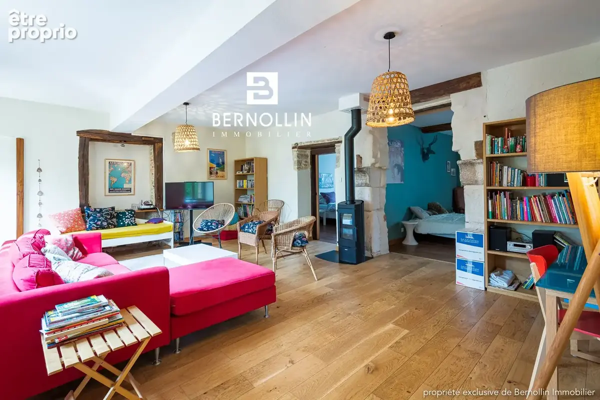 Authentique maison en pierre entièrement rénovée, 244 m2, 6 chambres, avec garage et terrain clos à Cuisiat - photo 9