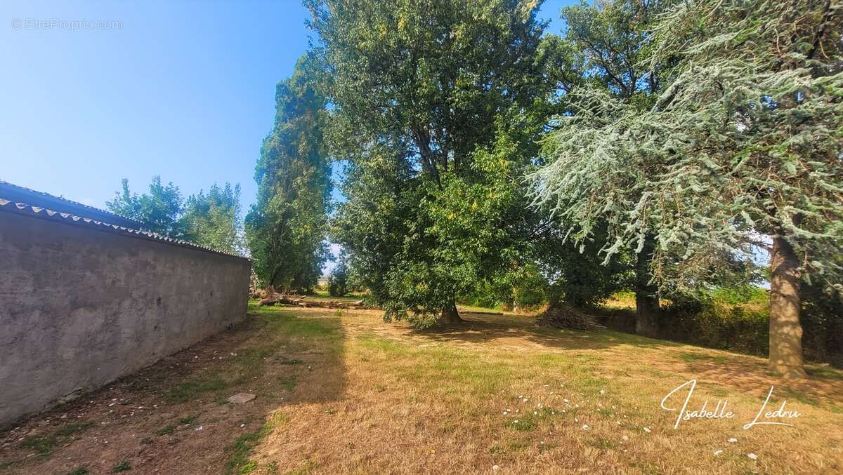 Maison à SAINT-JULIEN-DE-VOUVANTES