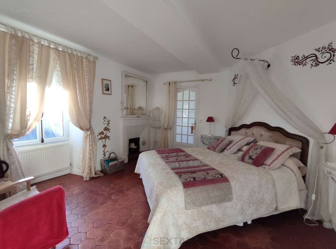 Belle demeure de 446 m² hab datant du 13ème et 17ème siécle avec nombreuses dépendances - photo 10