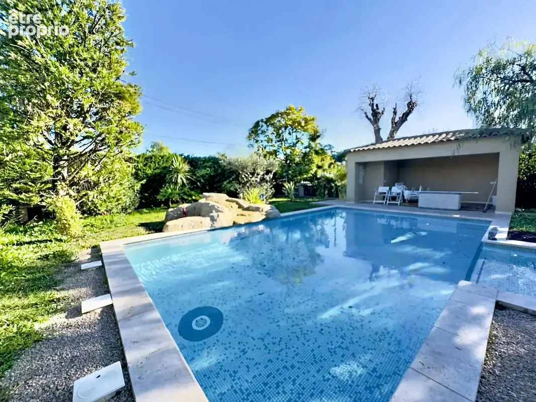 Antibes – Villa récente avec piscine, quartier calme et recherché – 1 450 000 € - photo 3