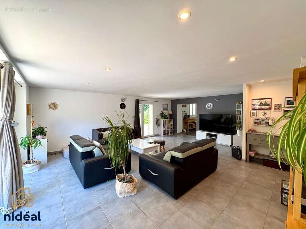 Maison 179 m² à Junas  - photo 6