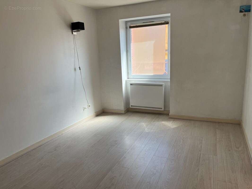 Appartement à COURS-LA-VILLE