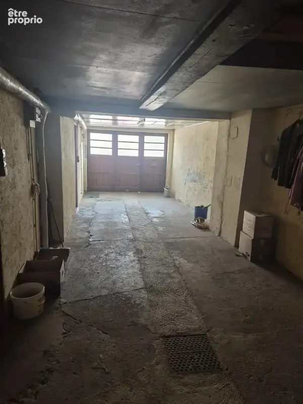 A VENDRE – Maison mitoyenne de 110 m² avec garage, dépendances, terrasse et jardin à Regney - photo 2