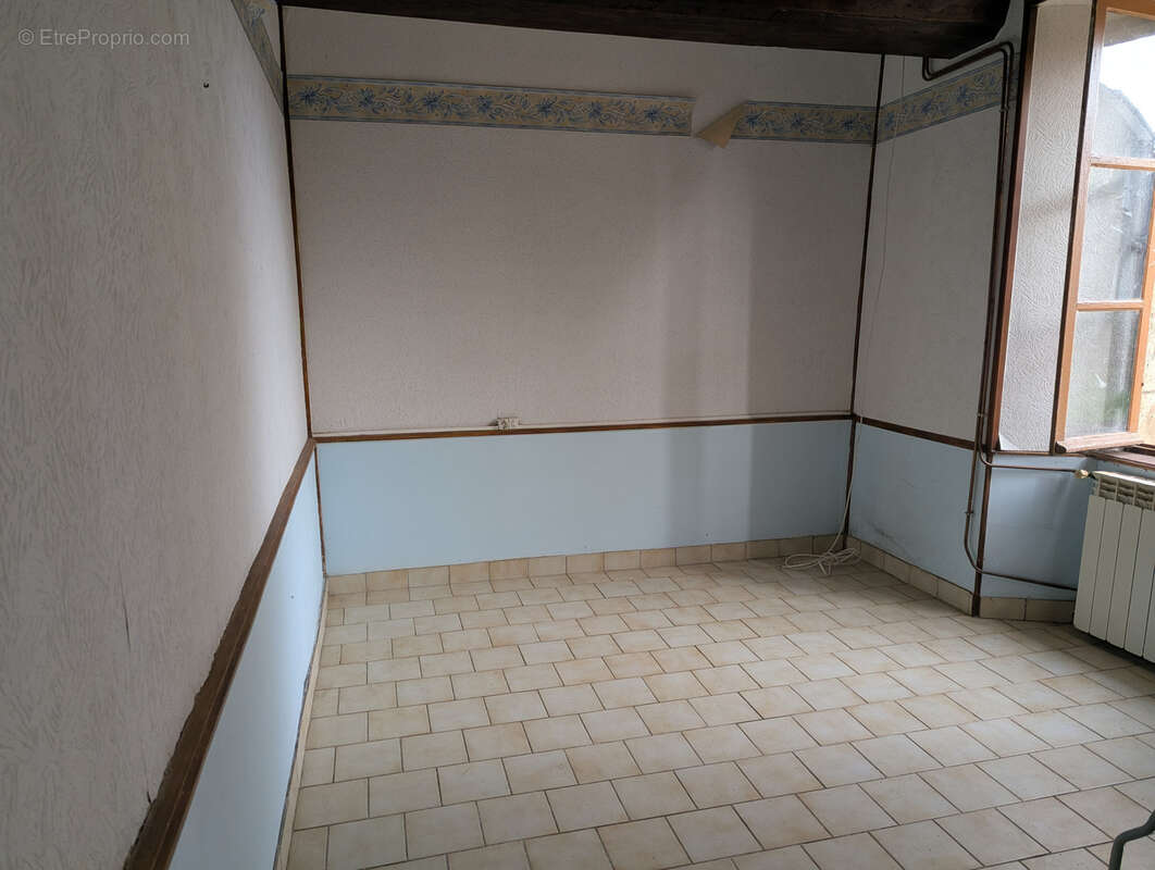 Grande maison de bourg à rénover ! - photo 7