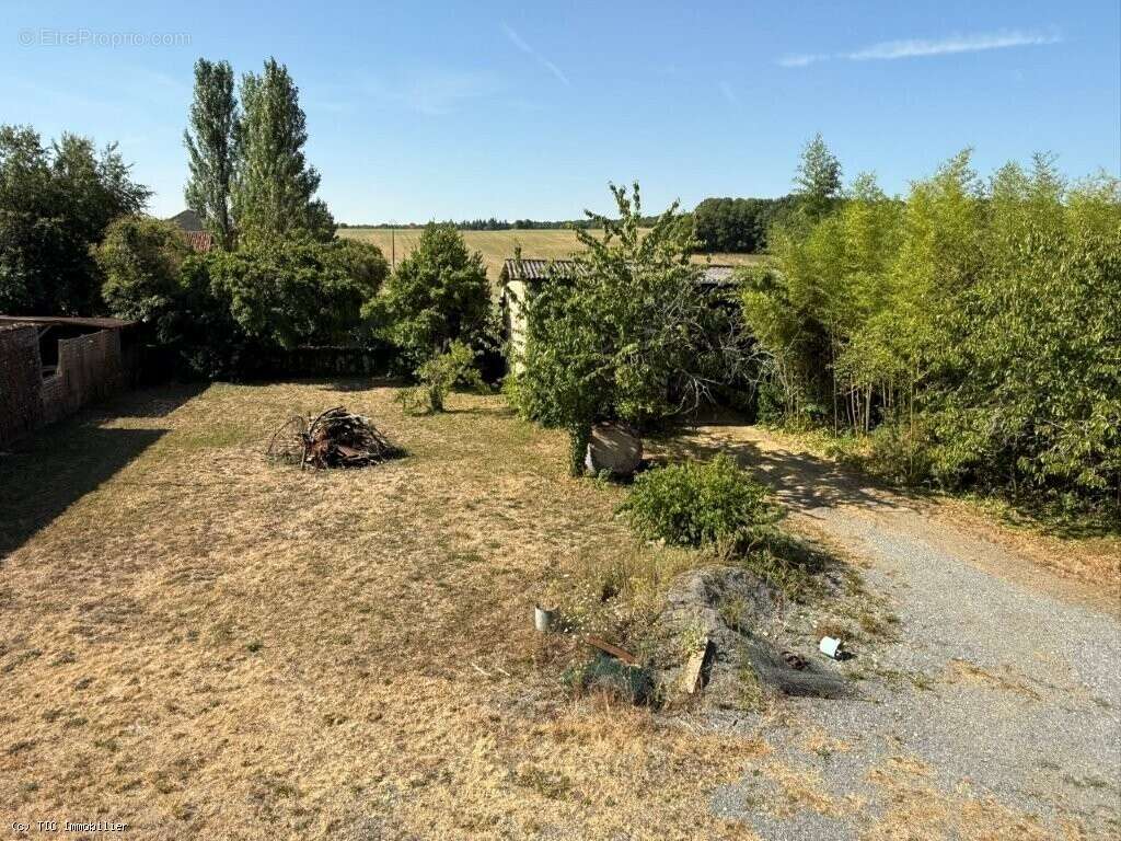 Maison de Village A Rénover Sur 1683m² - photo 14