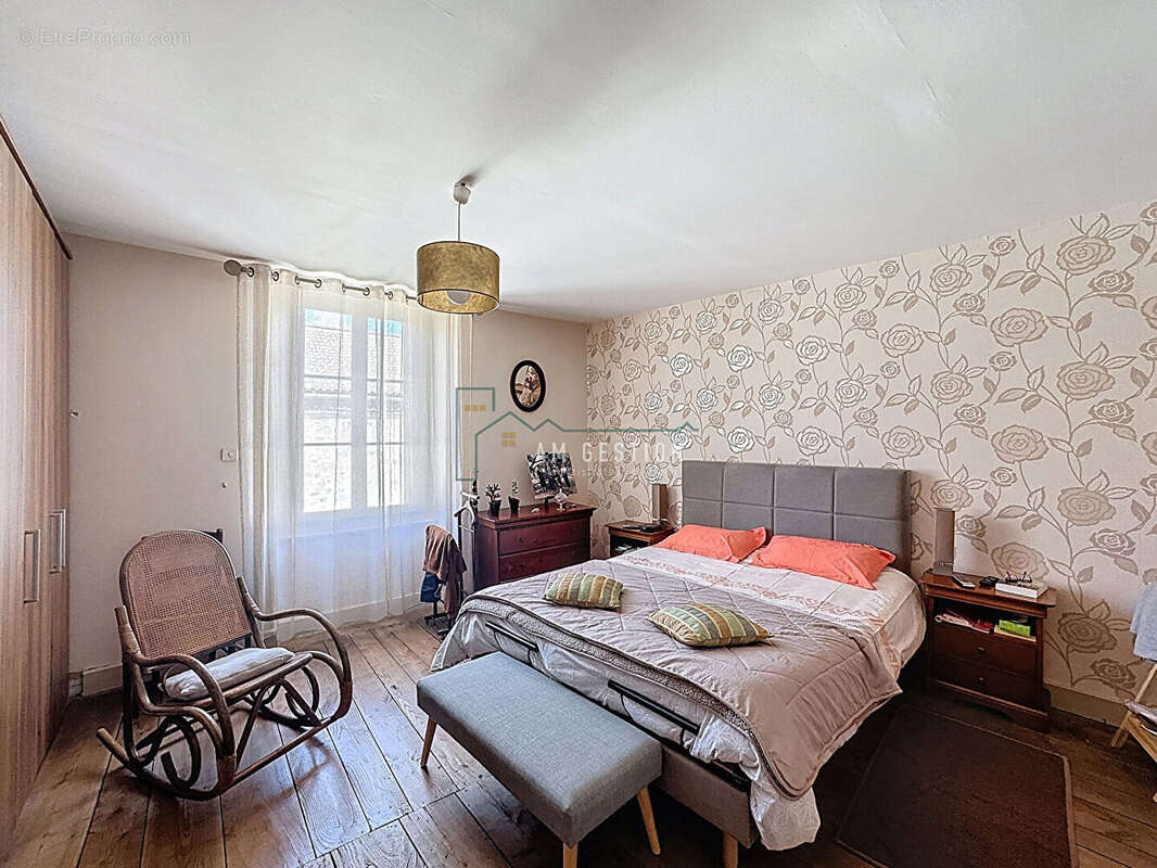 Maison à SAINT-LAURENT-SUR-GORRE