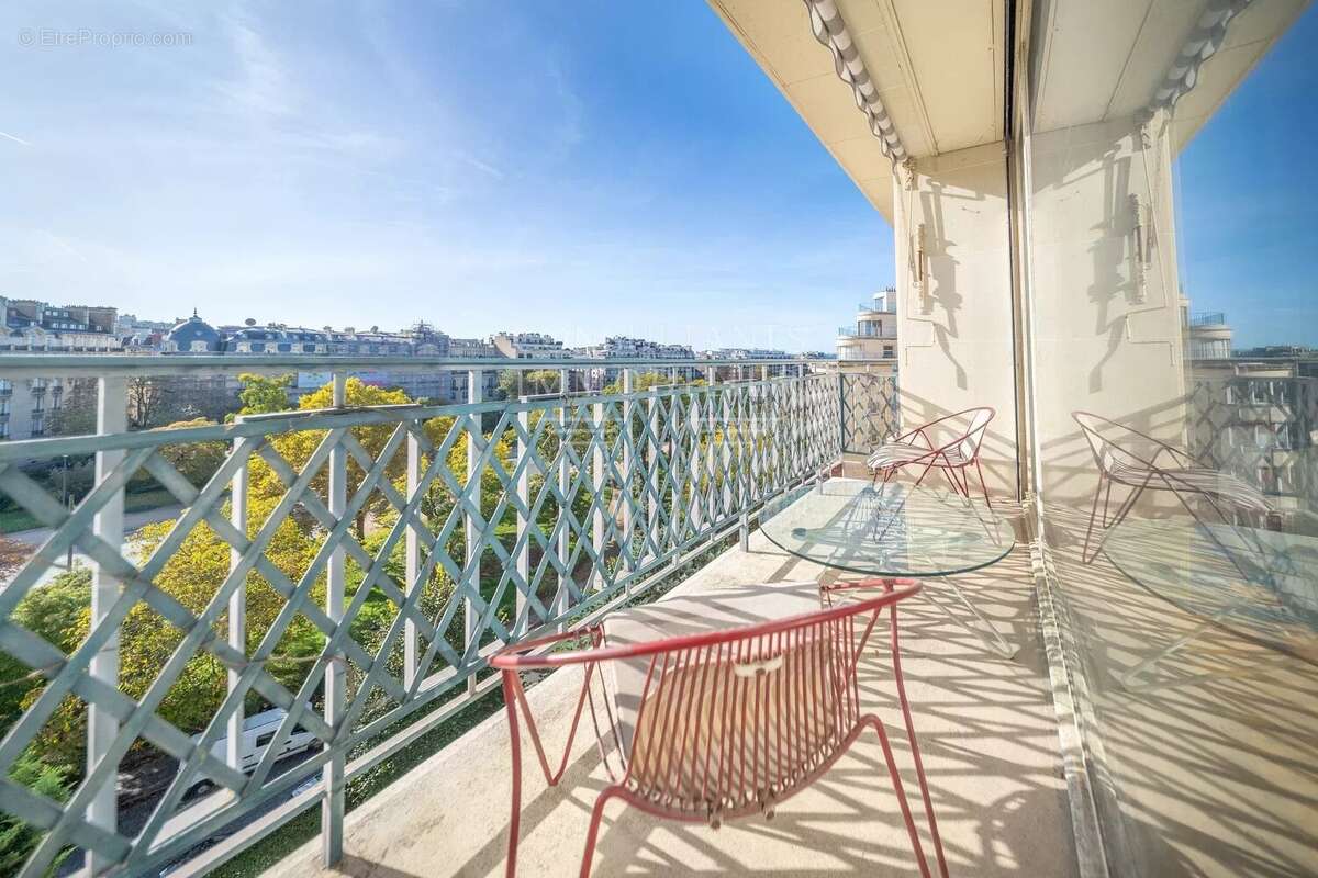 Appartement à PARIS-16E