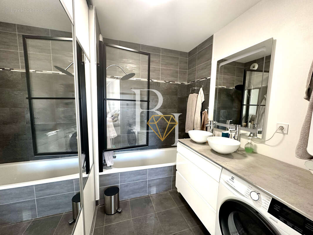 Appartement à CARROS