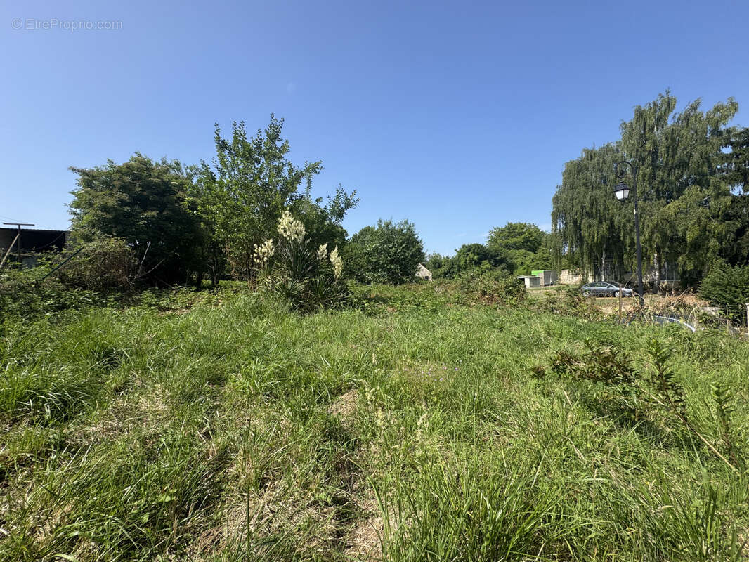 Terrain à NEUILLY-SAINT-FRONT