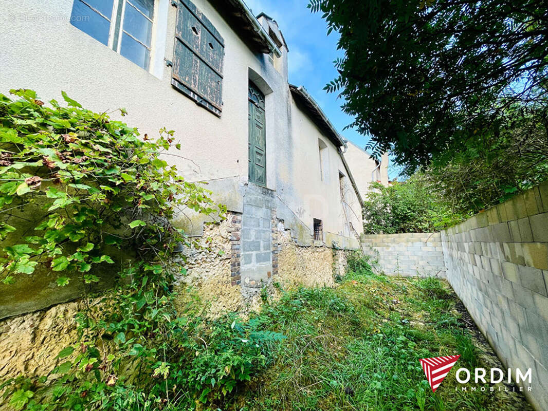 Maison à VILLENEUVE-LES-GENETS