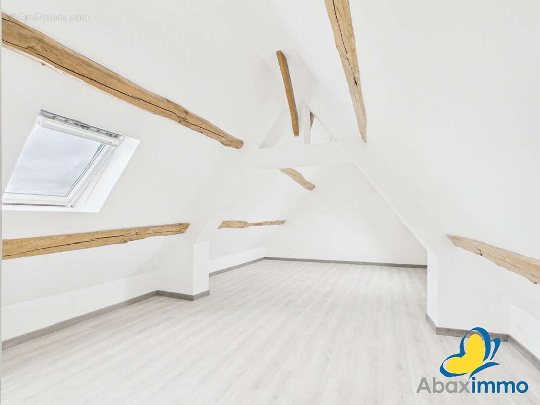 Maison en pierre rénovée avec beau terrain! - photo 8
