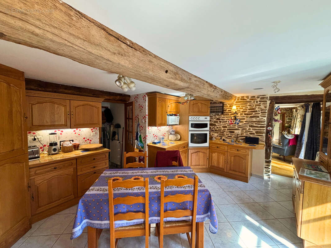 Maison - 134 m2 - En pierre - Avec dépendances - SAINT LAURENT DE CUVES - photo 6