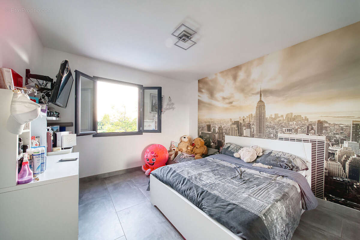 Espace et lumière : Découvrez cette maison récente de 150m² avec piscine. - photo 12