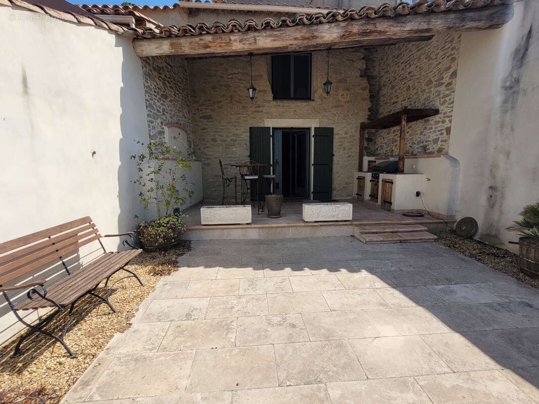 Très jolie maison en pierres de 110 m² habitables avec terrasse  - photo 7
