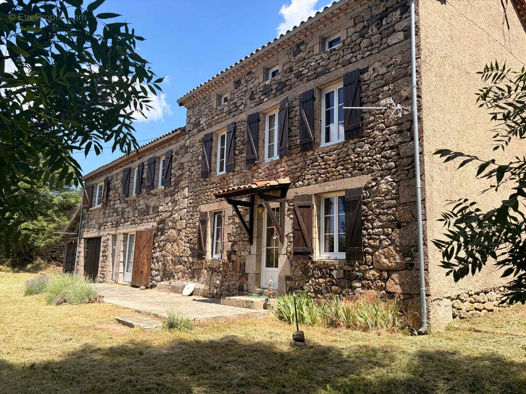 Charmante ancienne ferme en pierres sur un terrain de 2 000 m2 - photo 2