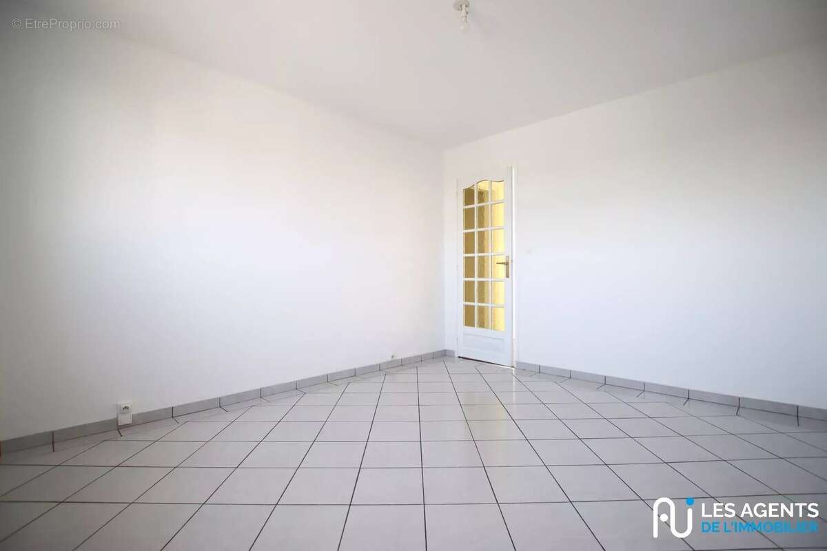 Appartement 66 m² à Saint-Jean-De-La-Ruelle  - photo 4