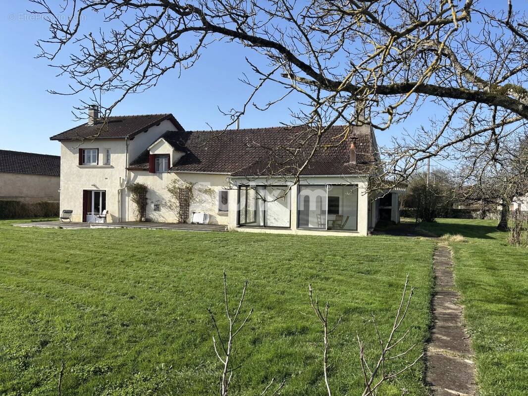Maison à MENADES