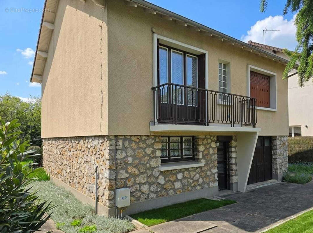 Maison familiale avec sous-sol total et combles aménageables   Terrain arboré de 760 m2   Vieux Pontault Comba - photo 4
