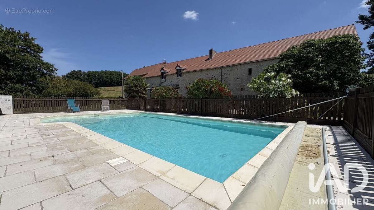 Maison 263 m² à Dange-Saint-Romain  - photo 4