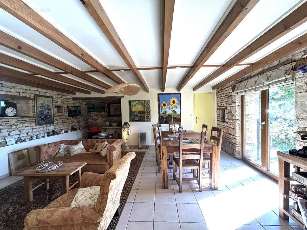 Jolie maison en pierre de 3 chambres avec grand jardin et grange, près de Civray - photo 6