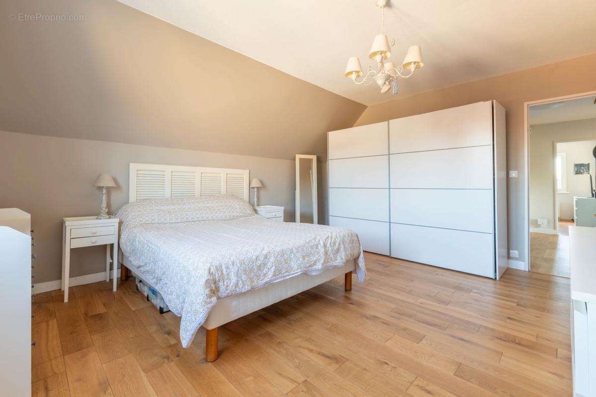 Maison 202 m² à Saint-Pavace  - photo 11