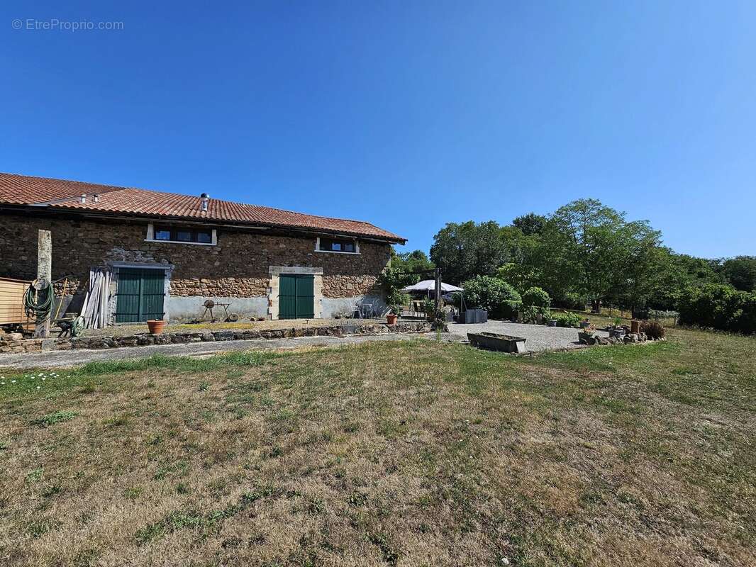 Grange exceptionnellement rénovée avec dépendances, atelier et vue panoramique. - photo 15