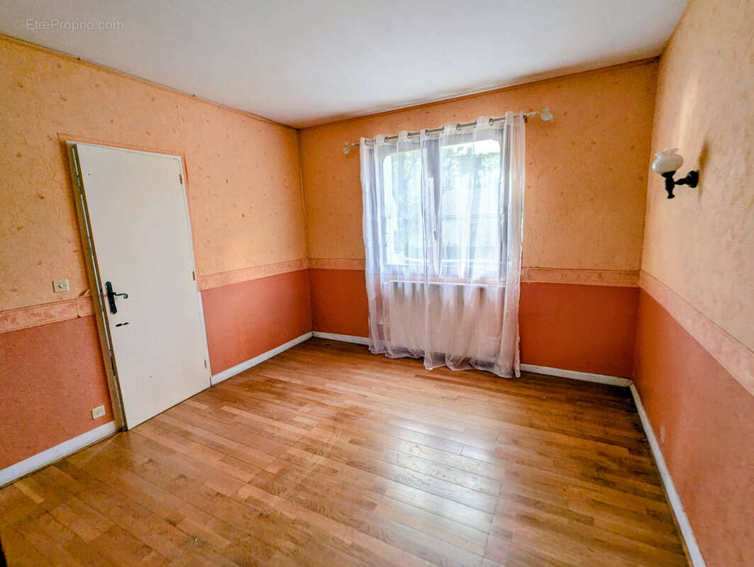 Maison à LA QUEUE-LES-YVELINES