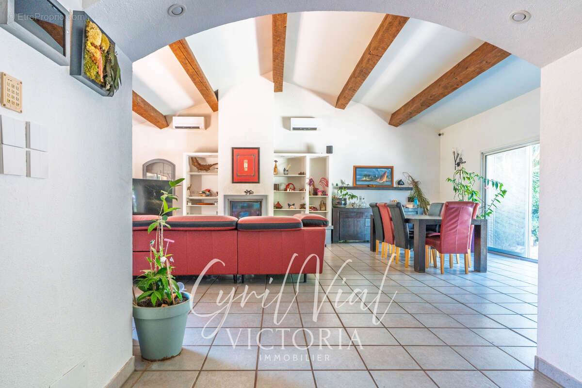 LA LONDE-LES-MAURES  maison familiale avec piscine, pool house et vaste garage - photo 5